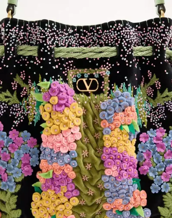 Valentino Garavani Nellcôte Alice bestickte Tasche mit Fransen Valentino Garavani Nellcôte Alice bestickte Tasche mit Fransen