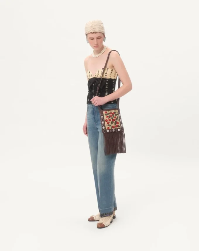Valentino Garavani Nellcôte Kleine Schultertasche aus Jacquard-Raffia mit Cherryfic-Muster Valentino Garavani Nellcôte Kleine Schultertasche aus Jacquard-Raffia mit Cherryfic-Muster