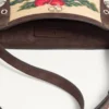 Valentino Garavani Nellcôte Kleine Schultertasche aus Jacquard-Raffia mit Cherryfic-Muster Valentino Garavani Nellcôte Kleine Schultertasche aus Jacquard-Raffia mit Cherryfic-Muster