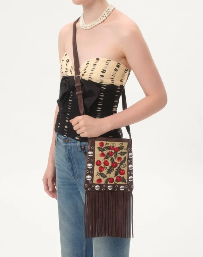Valentino Garavani Nellcôte Kleine Schultertasche aus Jacquard-Raffia mit Cherryfic-Muster Valentino Garavani Nellcôte Kleine Schultertasche aus Jacquard-Raffia mit Cherryfic-Muster