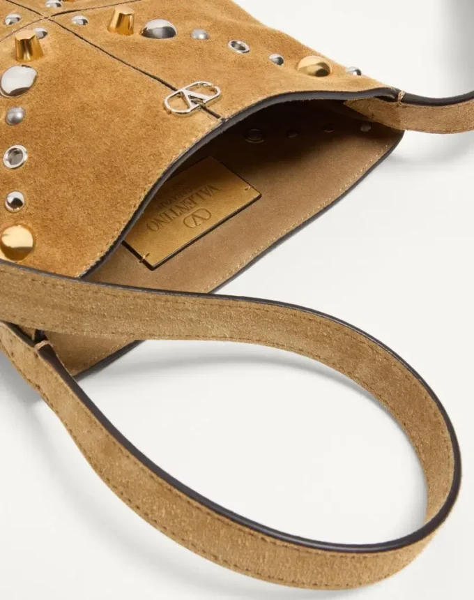 Valentino Garavani Nellcôte Kleine Schultertasche aus Wildleder mit Fransen Valentino Garavani Nellcôte Kleine Schultertasche aus Wildleder mit Fransen