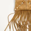 Valentino Garavani Nellcôte Kleine Schultertasche aus Wildleder mit Fransen Valentino Garavani Nellcôte Kleine Schultertasche aus Wildleder mit Fransen