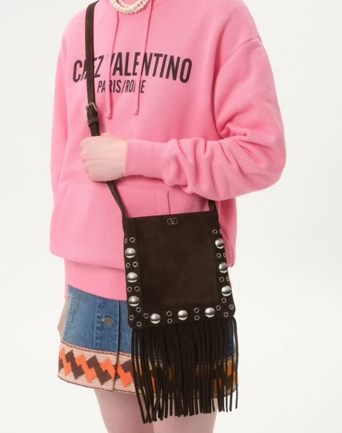 Valentino Garavani Nellcôte Kleine Schultertasche aus Wildleder mit Fransen Valentino Garavani Nellcôte Kleine Schultertasche aus Wildleder mit Fransen