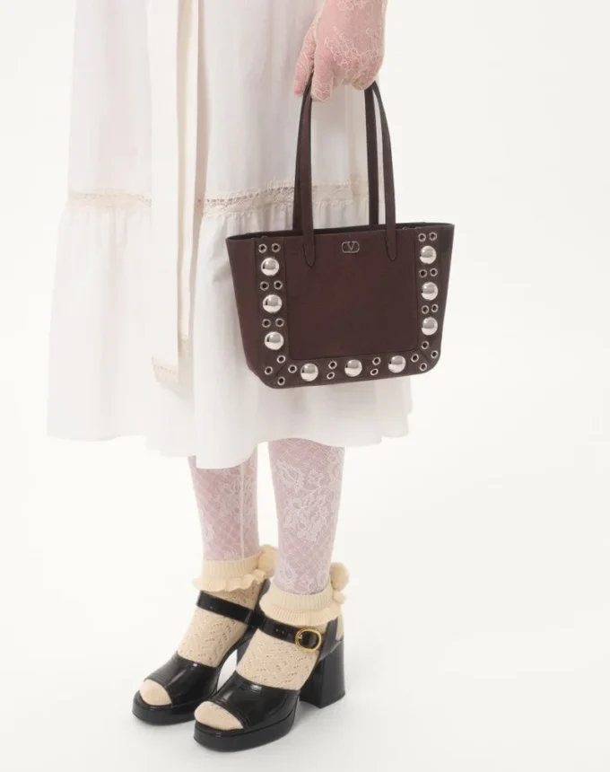 Valentino Garavani Nellcôte Mini-Einkaufstasche aus Wildleder Valentino Garavani Nellcôte Mini-Einkaufstasche aus Wildleder