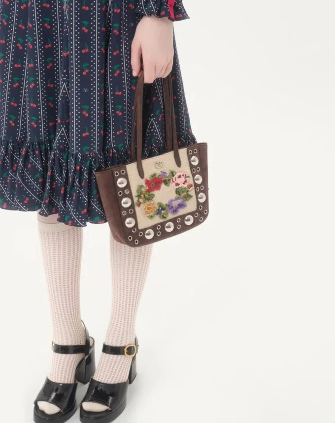 Valentino Garavani Nellcôte Mini-Einkaufstasche mit Stickerei Valentino Garavani Nellcôte Mini-Einkaufstasche mit Stickerei
