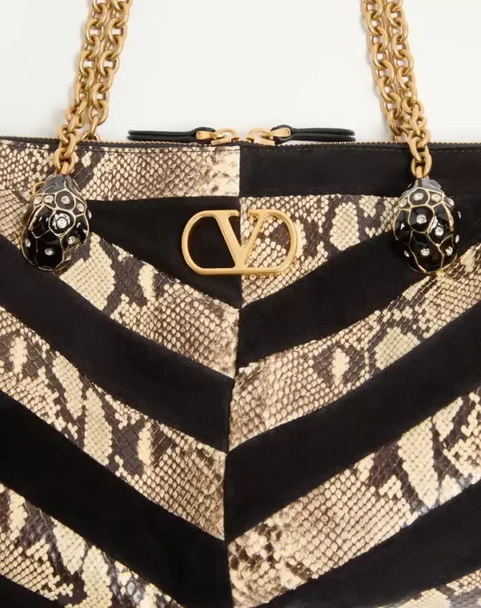 Valentino Garavani Panthea Python- und Wildleder-Umhängetasche mit Chevron-Motiv Valentino Garavani Panthea Python- und Wildleder-Umhängetasche mit Chevron-Motiv