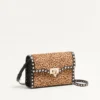 Valentino Garavani Rockstud kleine Umhängetasche aus Kalbsleder mit Pony-Effekt und Animal-Print Valentino Garavani Rockstud kleine Umhängetasche aus Kalbsleder mit Pony-Effekt und Animal-Print