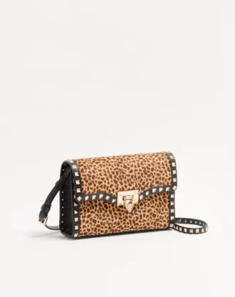 Valentino Garavani Rockstud kleine Umhängetasche aus Kalbsleder mit Pony-Effekt und Animal-Print Valentino Garavani Rockstud kleine Umhängetasche aus Kalbsleder mit Pony-Effekt und Animal-Print