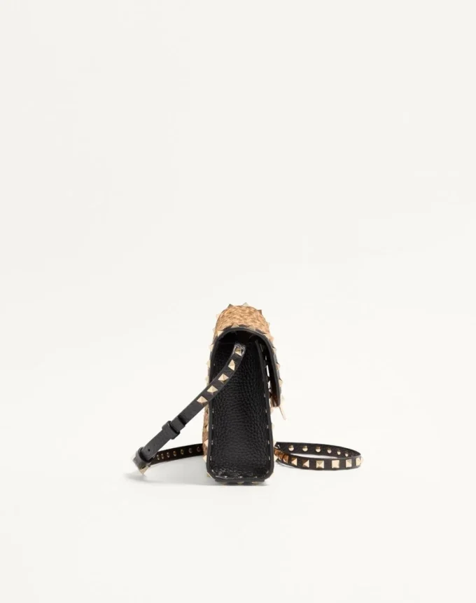 Valentino Garavani Rockstud kleine Umhängetasche aus Kalbsleder mit Pony-Effekt und Animal-Print Valentino Garavani Rockstud kleine Umhängetasche aus Kalbsleder mit Pony-Effekt und Animal-Print