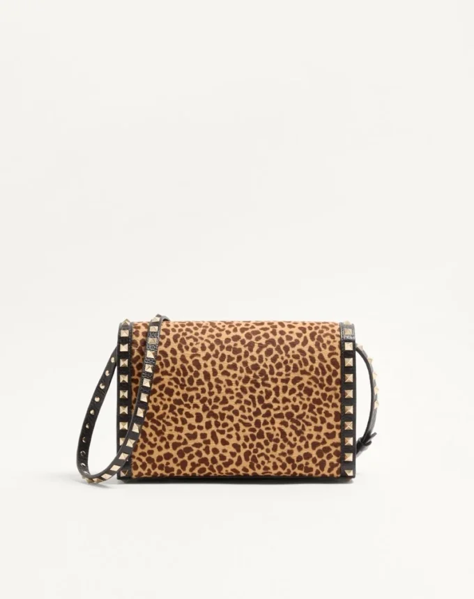 Valentino Garavani Rockstud kleine Umhängetasche aus Kalbsleder mit Pony-Effekt und Animal-Print Valentino Garavani Rockstud kleine Umhängetasche aus Kalbsleder mit Pony-Effekt und Animal-Print