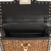 Valentino Garavani Rockstud kleine Umhängetasche aus Kalbsleder mit Pony-Effekt und Animal-Print Valentino Garavani Rockstud kleine Umhängetasche aus Kalbsleder mit Pony-Effekt und Animal-Print