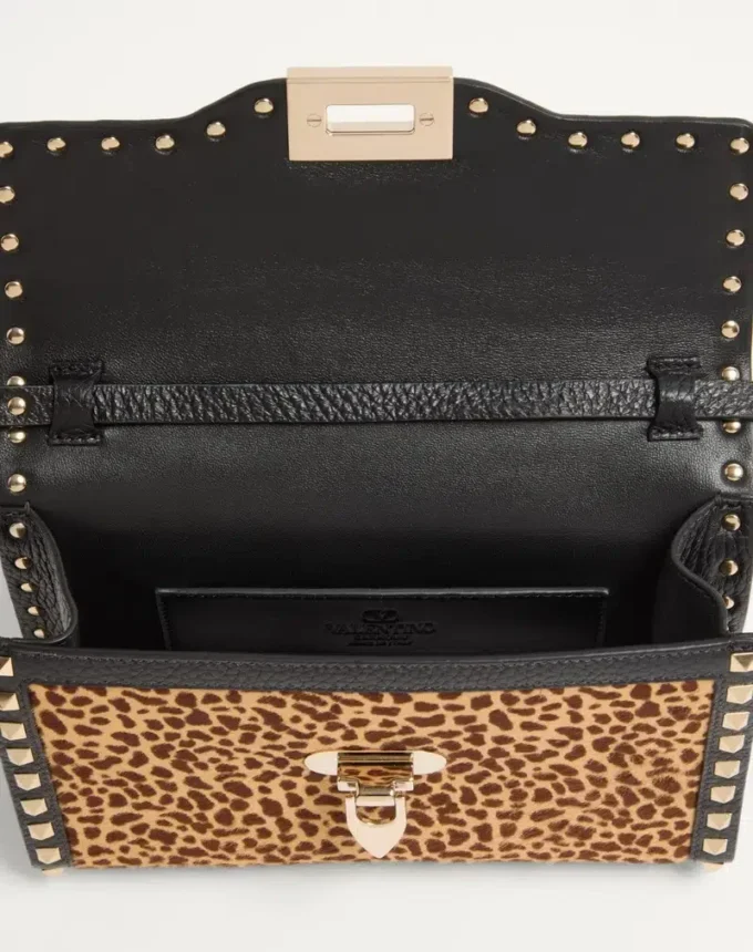 Valentino Garavani Rockstud kleine Umhängetasche aus Kalbsleder mit Pony-Effekt und Animal-Print Valentino Garavani Rockstud kleine Umhängetasche aus Kalbsleder mit Pony-Effekt und Animal-Print