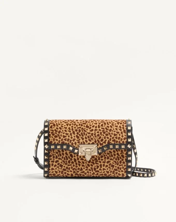 Valentino Garavani Rockstud kleine Umhängetasche aus Kalbsleder mit Pony-Effekt und Animal-Print Valentino Garavani Rockstud kleine Umhängetasche aus Kalbsleder mit Pony-Effekt und Animal-Print