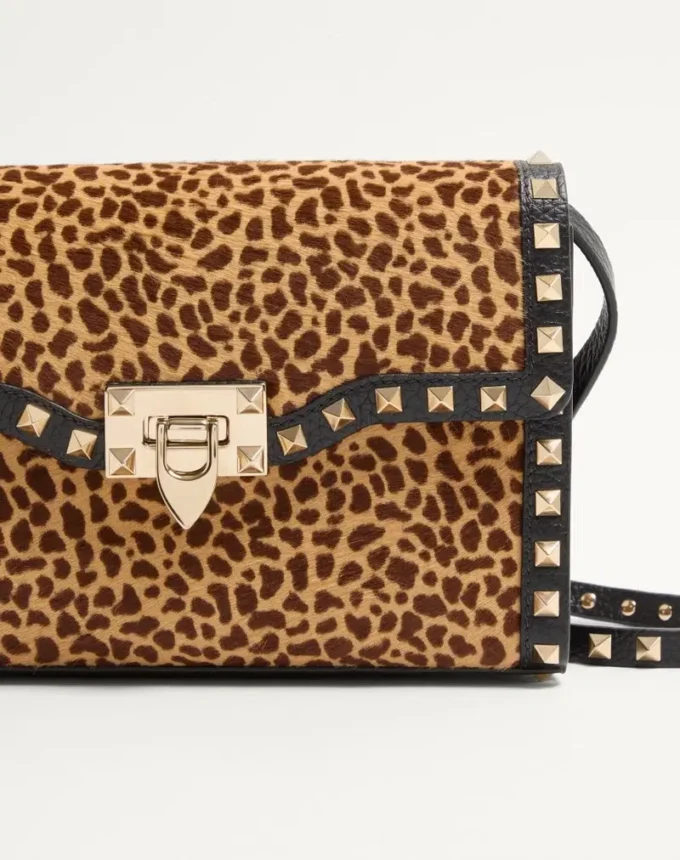 Valentino Garavani Rockstud kleine Umhängetasche aus Kalbsleder mit Pony-Effekt und Animal-Print Valentino Garavani Rockstud kleine Umhängetasche aus Kalbsleder mit Pony-Effekt und Animal-Print