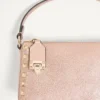 Valentino Garavani Rockstud Kleine Umhängetasche aus laminiertem genarbtem Kalbsleder Valentino Garavani Rockstud Kleine Umhängetasche aus laminiertem genarbtem Kalbsleder