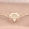 Valentino Garavani Rockstud Kleine Umhängetasche aus laminiertem genarbtem Kalbsleder Valentino Garavani Rockstud Kleine Umhängetasche aus laminiertem genarbtem Kalbsleder