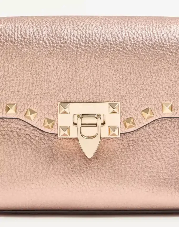 Valentino Garavani Rockstud Kleine Umhängetasche aus laminiertem genarbtem Kalbsleder Valentino Garavani Rockstud Kleine Umhängetasche aus laminiertem genarbtem Kalbsleder