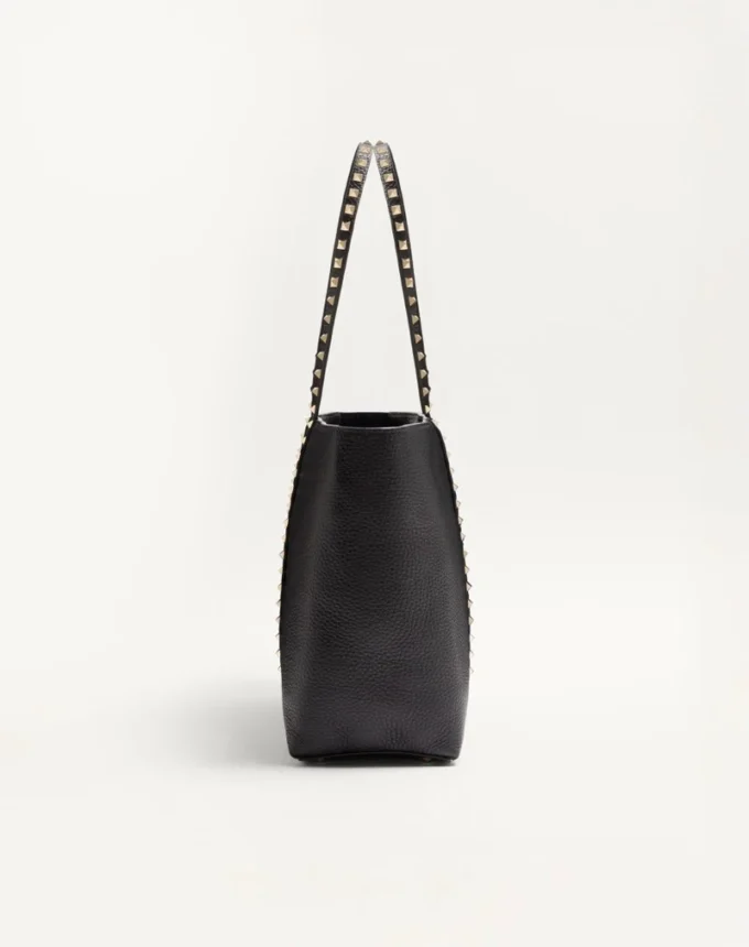 Valentino Garavani Rockstud Shopping Bag aus genarbtem Kalbsleder Valentino Garavani Rockstud Shopping Bag aus genarbtem Kalbsleder
