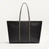 Valentino Garavani Rockstud Shopping Bag aus genarbtem Kalbsleder Valentino Garavani Rockstud Shopping Bag aus genarbtem Kalbsleder