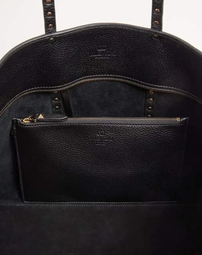 Valentino Garavani Rockstud Shopping Bag aus genarbtem Kalbsleder Valentino Garavani Rockstud Shopping Bag aus genarbtem Kalbsleder