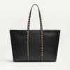 Valentino Garavani Rockstud Shopping Bag aus genarbtem Kalbsleder Valentino Garavani Rockstud Shopping Bag aus genarbtem Kalbsleder