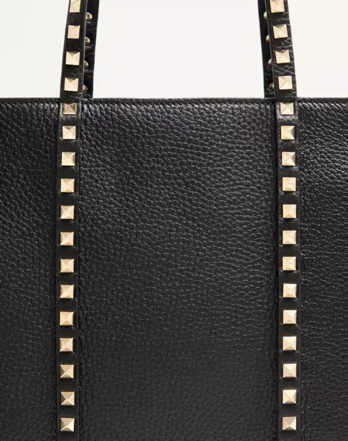 Valentino Garavani Rockstud Shopping Bag aus genarbtem Kalbsleder Valentino Garavani Rockstud Shopping Bag aus genarbtem Kalbsleder