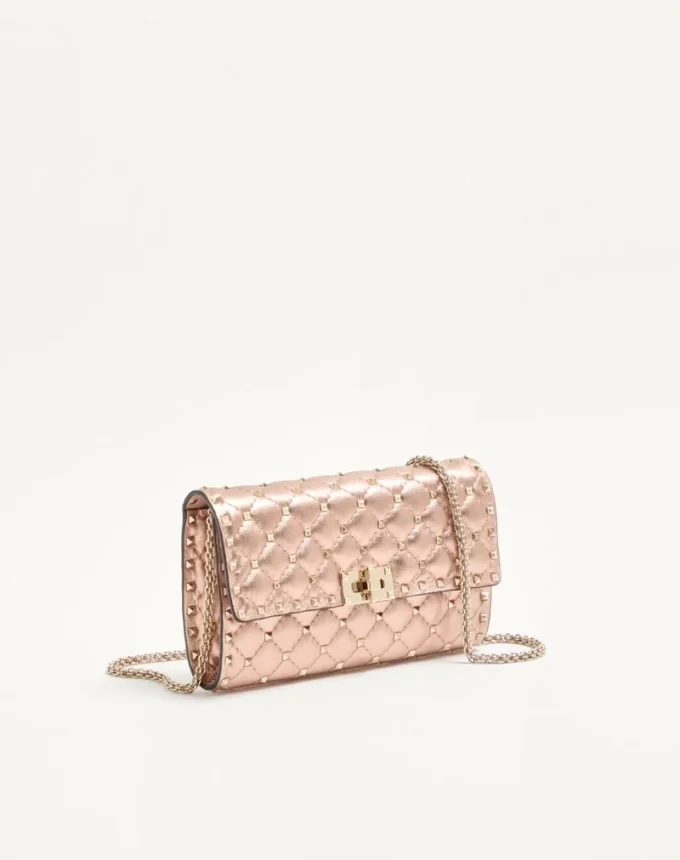Valentino Garavani Rockstud Spike Schultertasche aus laminiertem Nappaleder Valentino Garavani Rockstud Spike Schultertasche aus laminiertem Nappaleder