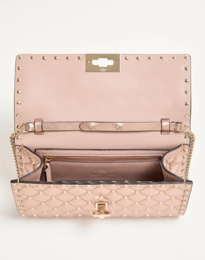Valentino Garavani Rockstud Spike Schultertasche aus laminiertem Nappaleder Valentino Garavani Rockstud Spike Schultertasche aus laminiertem Nappaleder