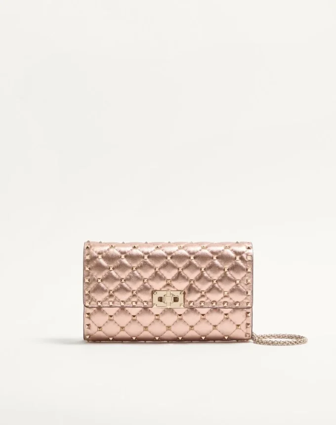 Valentino Garavani Rockstud Spike Schultertasche aus laminiertem Nappaleder Valentino Garavani Rockstud Spike Schultertasche aus laminiertem Nappaleder
