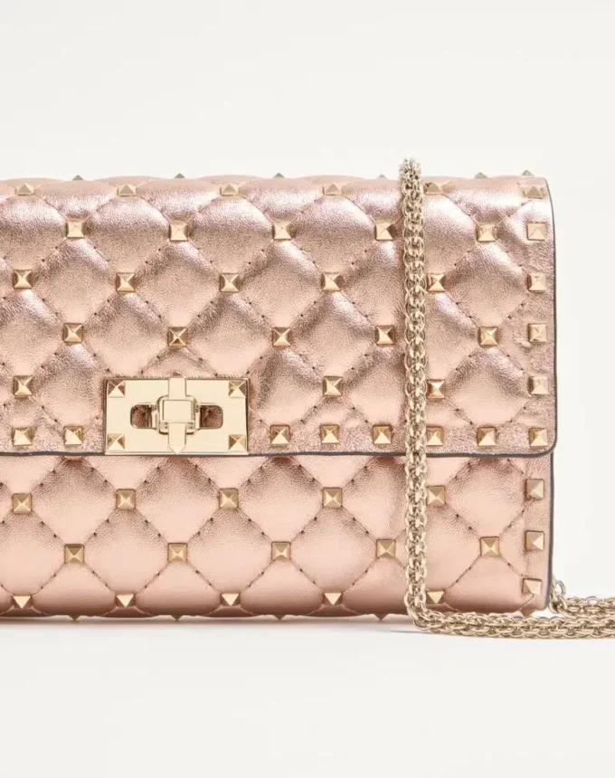 Valentino Garavani Rockstud Spike Schultertasche aus laminiertem Nappaleder Valentino Garavani Rockstud Spike Schultertasche aus laminiertem Nappaleder