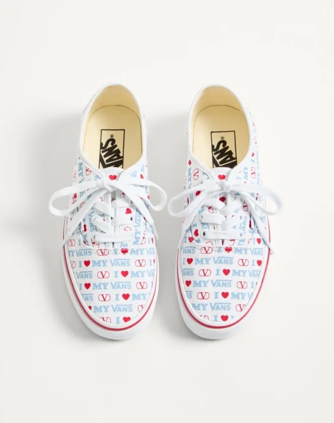 Valentino Garavani und Vans Low-Top-Sneaker aus Stoff mit Valentino Vans Love-Print Valentino Garavani und Vans Low-Top-Sneaker aus Stoff mit Valentino Vans Love-Print