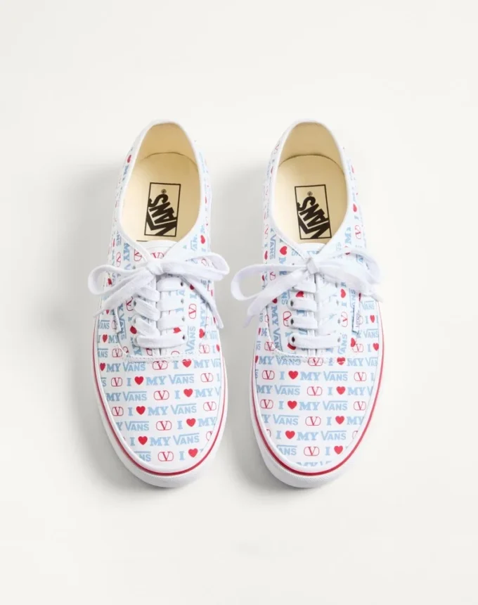 Valentino Garavani und Vans Low-Top-Sneaker aus Stoff mit Valentino Vans Love-Print Valentino Garavani und Vans Low-Top-Sneaker aus Stoff mit Valentino Vans Love-Print