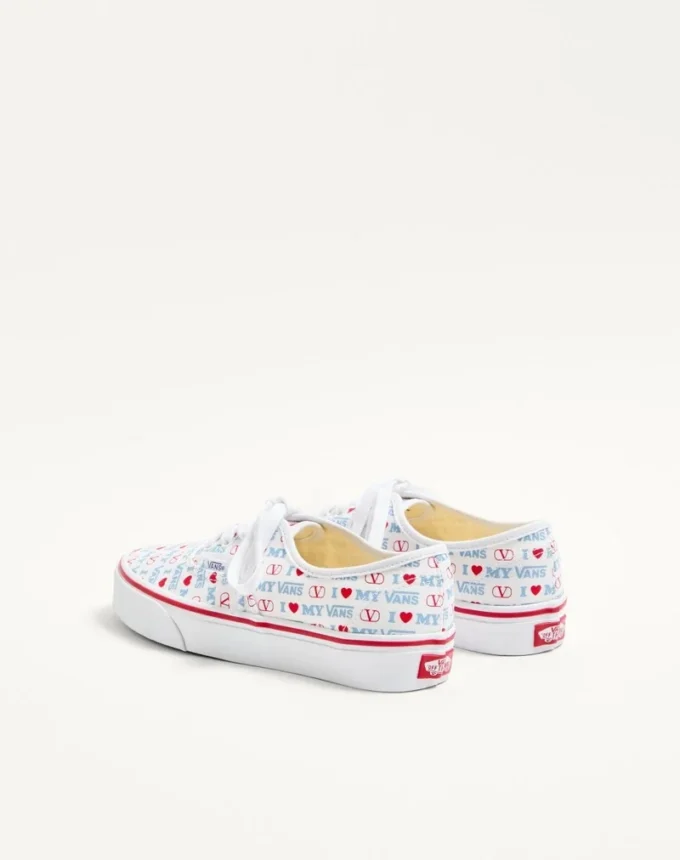 Valentino Garavani und Vans Low-Top-Sneaker aus Stoff mit Valentino Vans Love-Print Valentino Garavani und Vans Low-Top-Sneaker aus Stoff mit Valentino Vans Love-Print