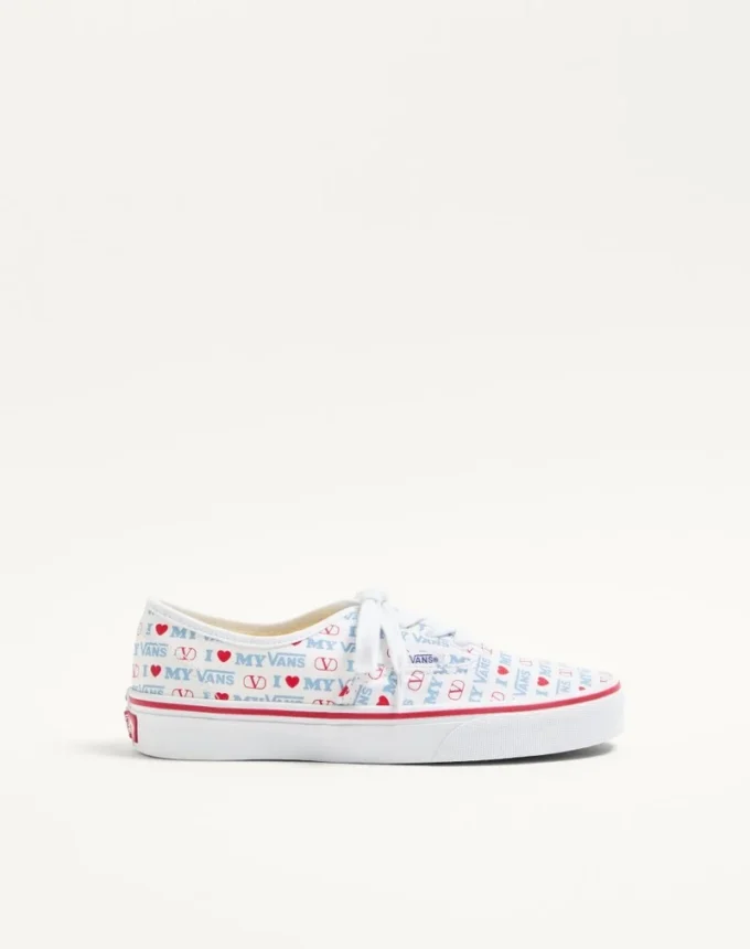 Valentino Garavani und Vans Low-Top-Sneaker aus Stoff mit Valentino Vans Love-Print Valentino Garavani und Vans Low-Top-Sneaker aus Stoff mit Valentino Vans Love-Print