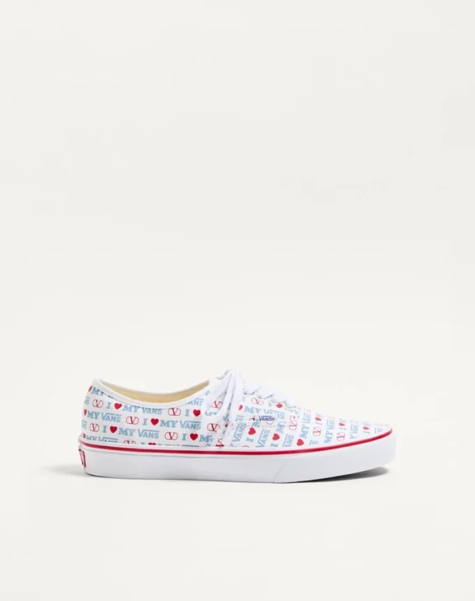 Valentino Garavani und Vans Low-Top-Sneaker aus Stoff mit Valentino Vans Love-Print Valentino Garavani und Vans Low-Top-Sneaker aus Stoff mit Valentino Vans Love-Print