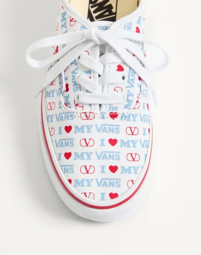 Valentino Garavani und Vans Low-Top-Sneaker aus Stoff mit Valentino Vans Love-Print Valentino Garavani und Vans Low-Top-Sneaker aus Stoff mit Valentino Vans Love-Print