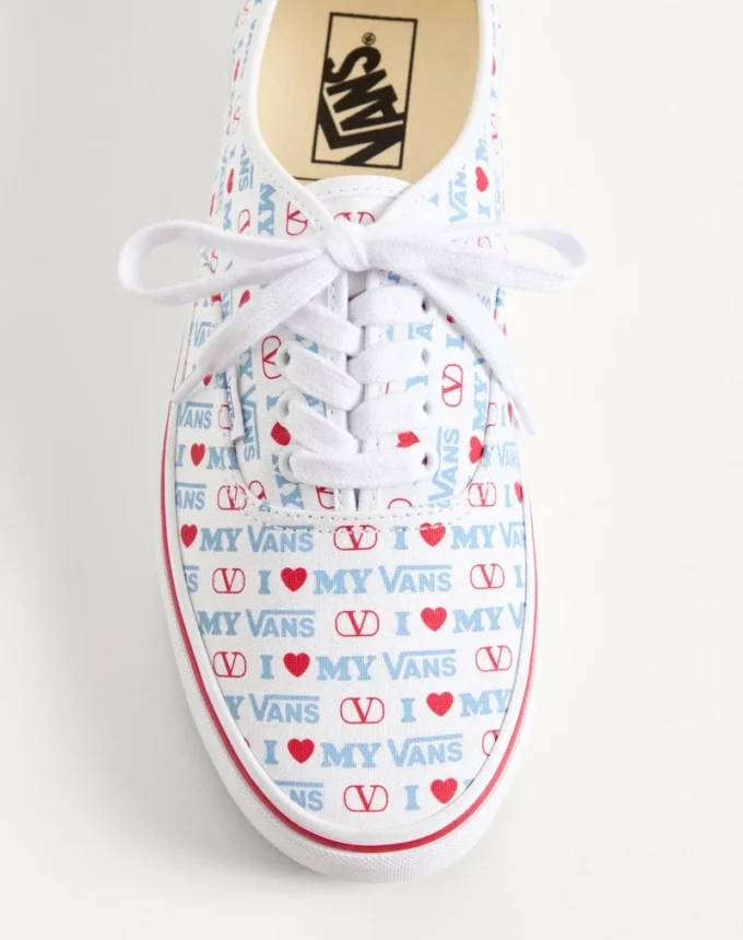 Valentino Garavani und Vans Low-Top-Sneaker aus Stoff mit Valentino Vans Love-Print Valentino Garavani und Vans Low-Top-Sneaker aus Stoff mit Valentino Vans Love-Print
