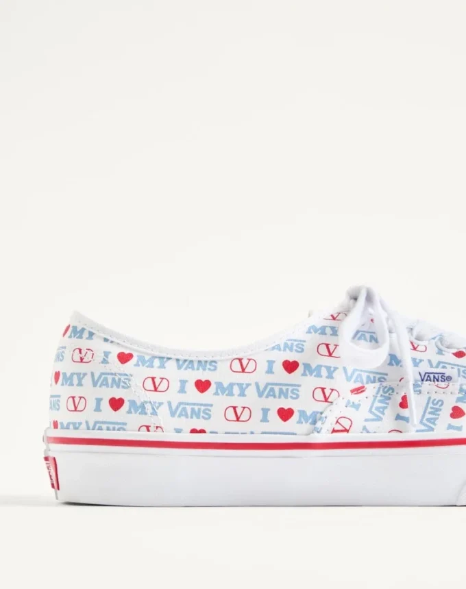 Valentino Garavani und Vans Low-Top-Sneaker aus Stoff mit Valentino Vans Love-Print Valentino Garavani und Vans Low-Top-Sneaker aus Stoff mit Valentino Vans Love-Print