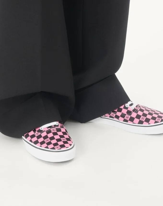 Valentino Garavani und Vans Low-Top-Sneaker aus Stoff mit VLogo-Schachbrettmuster Valentino Garavani und Vans Low-Top-Sneaker aus Stoff mit VLogo-Schachbrettmuster