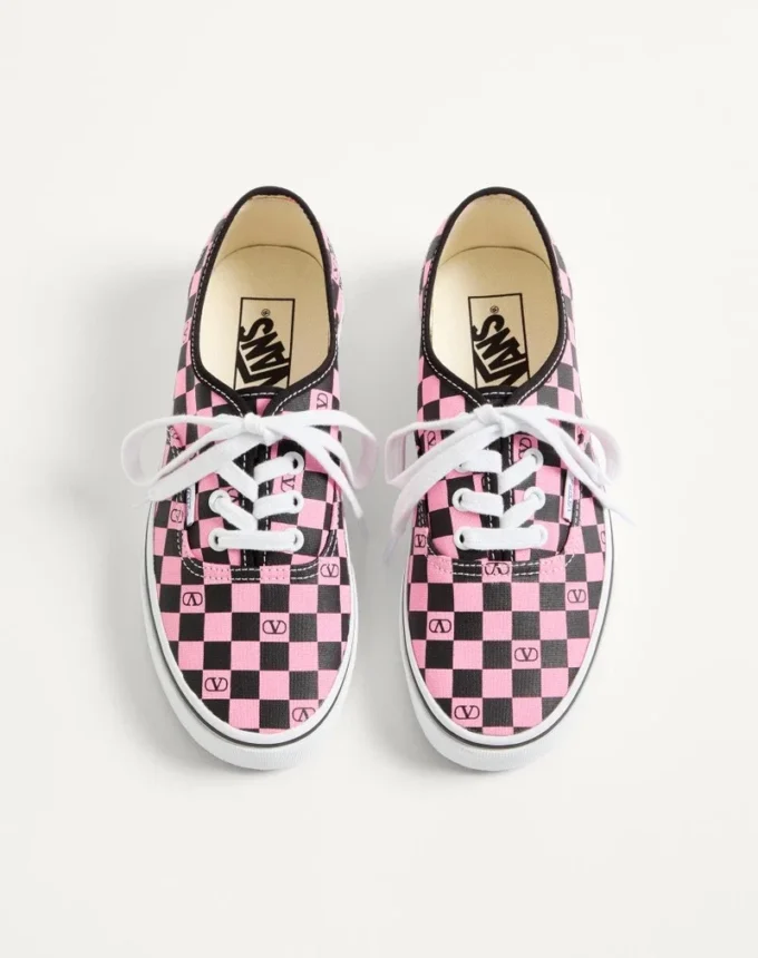 Valentino Garavani und Vans Low-Top-Sneaker aus Stoff mit VLogo-Schachbrettmuster Valentino Garavani und Vans Low-Top-Sneaker aus Stoff mit VLogo-Schachbrettmuster