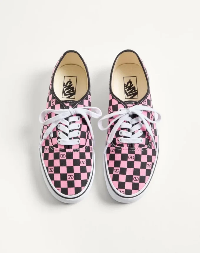 Valentino Garavani und Vans Low-Top-Sneaker aus Stoff mit VLogo-Schachbrettmuster Valentino Garavani und Vans Low-Top-Sneaker aus Stoff mit VLogo-Schachbrettmuster