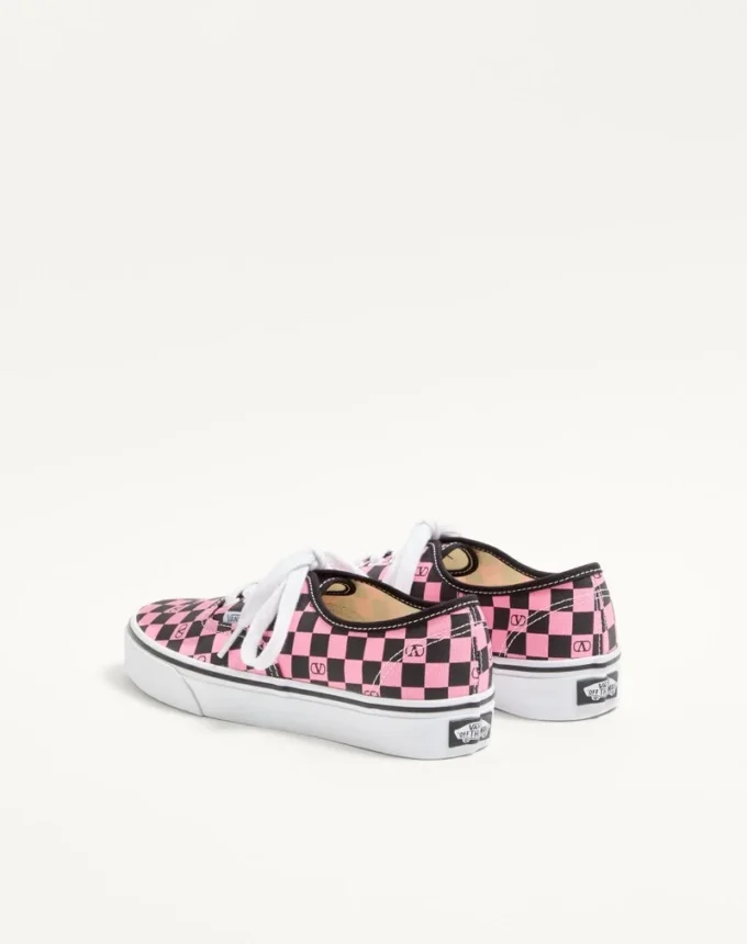 Valentino Garavani und Vans Low-Top-Sneaker aus Stoff mit VLogo-Schachbrettmuster Valentino Garavani und Vans Low-Top-Sneaker aus Stoff mit VLogo-Schachbrettmuster