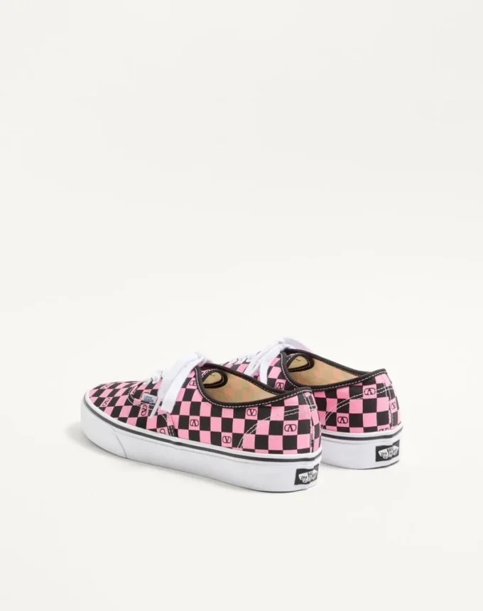 Valentino Garavani und Vans Low-Top-Sneaker aus Stoff mit VLogo-Schachbrettmuster Valentino Garavani und Vans Low-Top-Sneaker aus Stoff mit VLogo-Schachbrettmuster