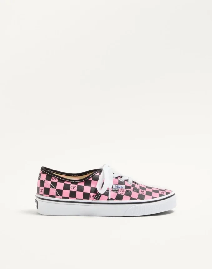 Valentino Garavani und Vans Low-Top-Sneaker aus Stoff mit VLogo-Schachbrettmuster Valentino Garavani und Vans Low-Top-Sneaker aus Stoff mit VLogo-Schachbrettmuster