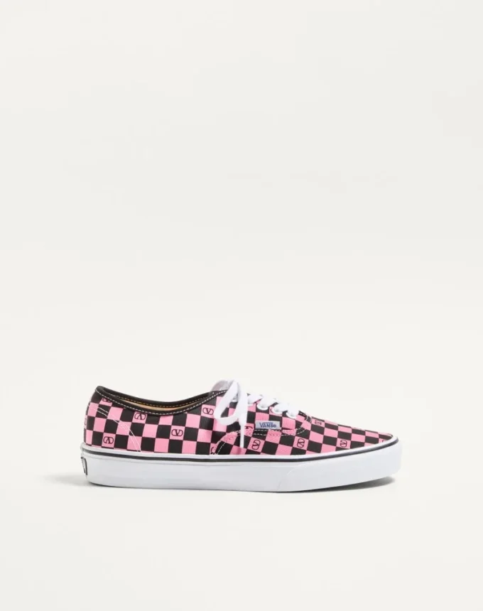 Valentino Garavani und Vans Low-Top-Sneaker aus Stoff mit VLogo-Schachbrettmuster Valentino Garavani und Vans Low-Top-Sneaker aus Stoff mit VLogo-Schachbrettmuster