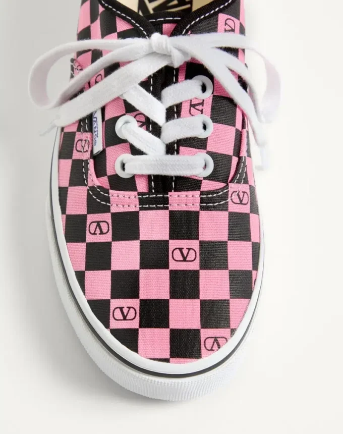 Valentino Garavani und Vans Low-Top-Sneaker aus Stoff mit VLogo-Schachbrettmuster Valentino Garavani und Vans Low-Top-Sneaker aus Stoff mit VLogo-Schachbrettmuster