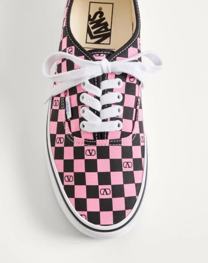 Valentino Garavani und Vans Low-Top-Sneaker aus Stoff mit VLogo-Schachbrettmuster Valentino Garavani und Vans Low-Top-Sneaker aus Stoff mit VLogo-Schachbrettmuster