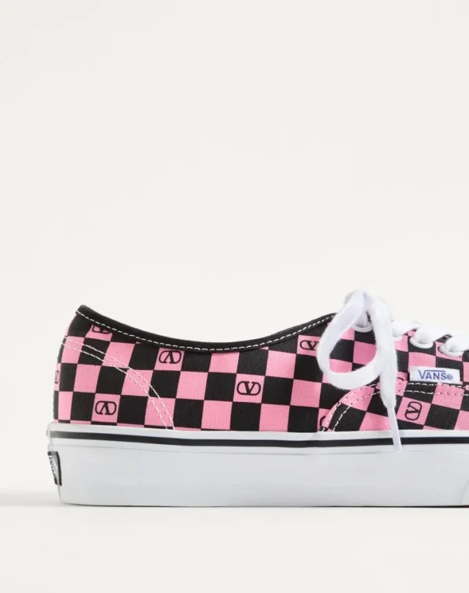 Valentino Garavani und Vans Low-Top-Sneaker aus Stoff mit VLogo-Schachbrettmuster Valentino Garavani und Vans Low-Top-Sneaker aus Stoff mit VLogo-Schachbrettmuster