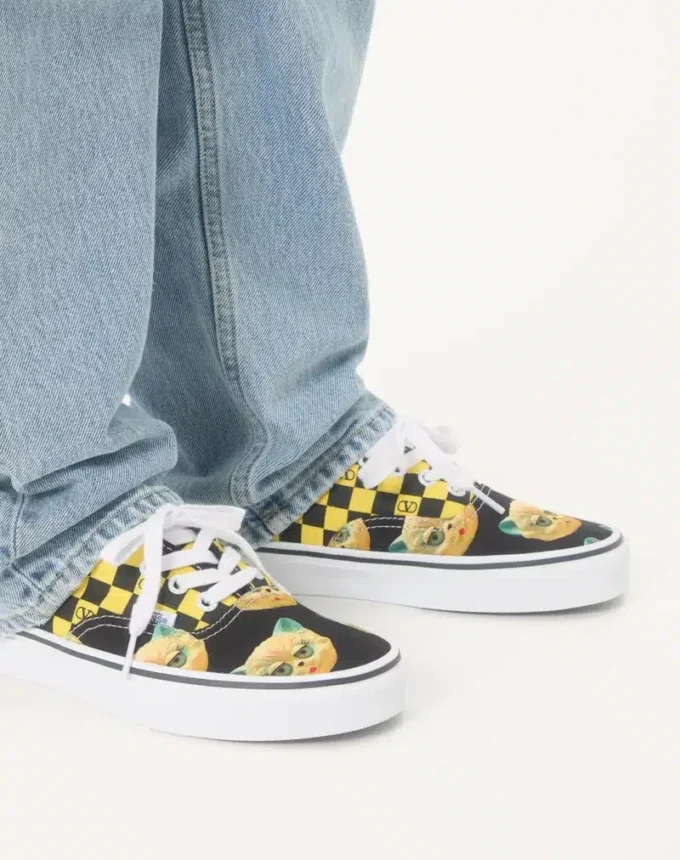 Valentino Garavani und Vans Low-Top-Sneaker aus Stoff mit VLogo-Schachbrettmuster und Le Chat De La Maison-Print Valentino Garavani und Vans Low-Top-Sneaker aus Stoff mit VLogo-Schachbrettmuster und Le Chat De La Maison-Print