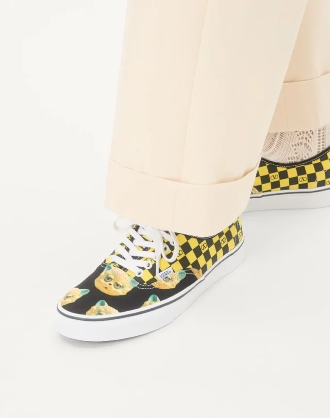Valentino Garavani und Vans Low-Top-Sneaker aus Stoff mit VLogo-Schachbrettmuster und Le Chat De La Maison-Print Valentino Garavani und Vans Low-Top-Sneaker aus Stoff mit VLogo-Schachbrettmuster und Le Chat De La Maison-Print